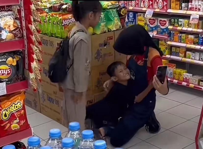 Dina bersama keluarganya